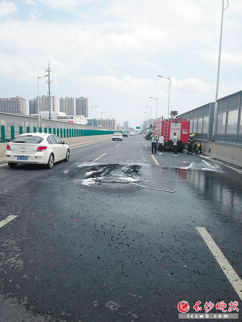 柏油路面被烤出一个浅坑。长沙晚报通讯员 黄岳平 摄