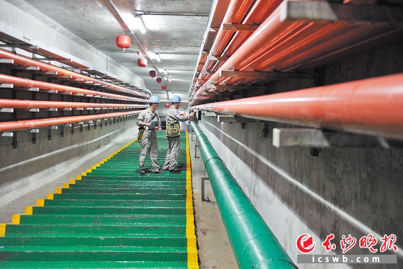 昨日，管廊巡检人员在劳动东路地下综合管廊内进行检查。长沙晚报记者 王志伟 摄