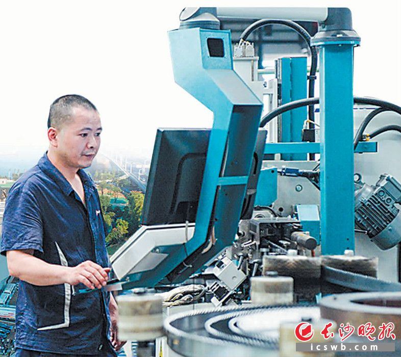 在新区企业泰嘉新材料科技股份有限公司，工作人员正在抓 紧生产一批出口欧洲产品。