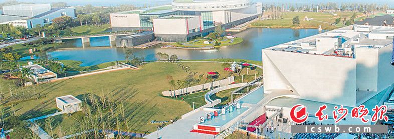 位于湘江之畔的李自健美术馆和谢子龙影像艺术馆，成为市民游客欣赏艺术的好去处。