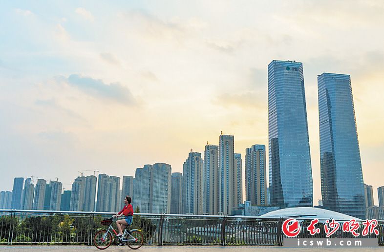 梅溪湖国际新城已成为湖南湘江新区乃至湖南一张亮丽的名片。图为一位美女骑行在梅溪湖大桥上。本版图片均为 邹麟 摄