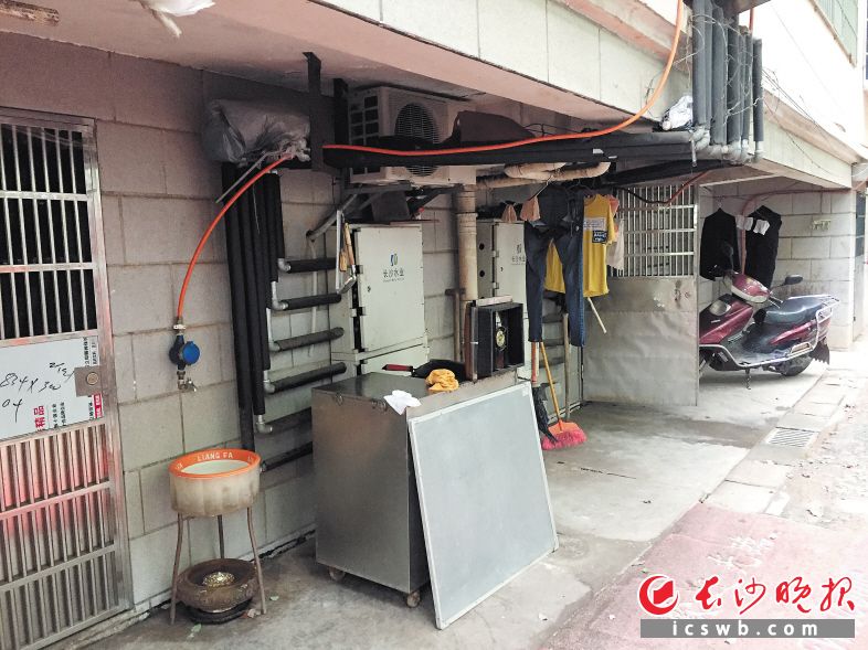 杂物间改出租屋，水、电乱接，外面摆放了液化气灶和电动车。长沙晚报记者 朱炎皇 摄