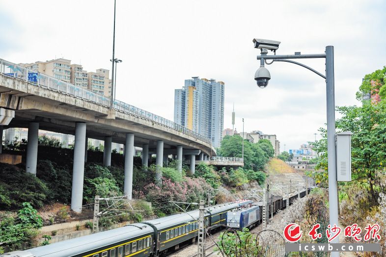 天心区铁路沿线安装高清视频监控探头，全面提高了线路治安防控能力。