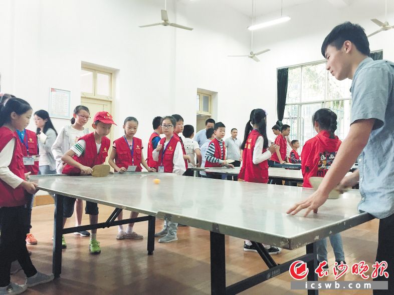 昨日，晚报校园记者在长沙市特殊教育学校与盲人乒乓球队队员“过招”。周伟 小刘军 摄影报道