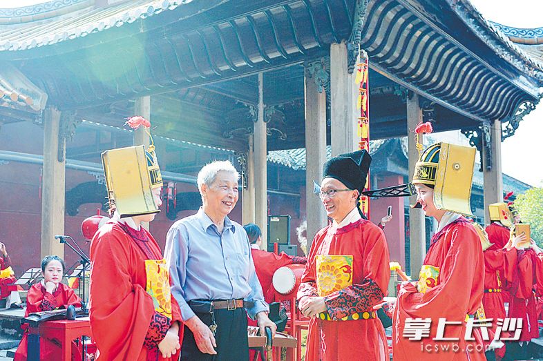 长沙市浏阳文庙祭孔音乐传承人邱少求在演奏现场和演员们交流。 均为长沙晚报记者 邹麟 摄