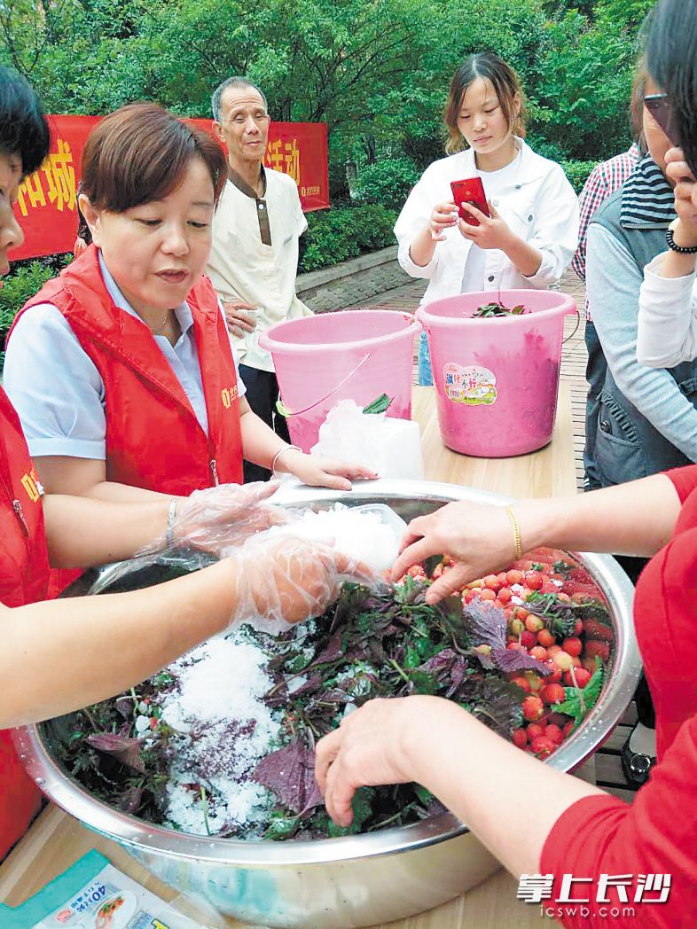 把麻烦变成节日,5月23日上午,鑫远和城小区举办杨梅节活动,杨梅经过物业统一采摘加工,送给业主。