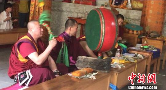 图为召庙内的祈福活动。 李富 摄