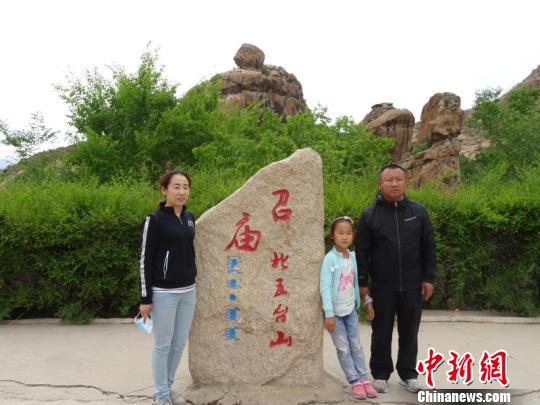 图为游客在召庙合影留念。 李富 摄