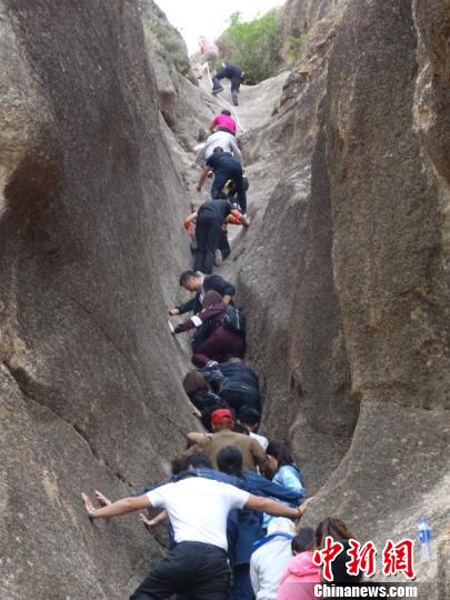 图为游客攀登桃石山。 李富 摄