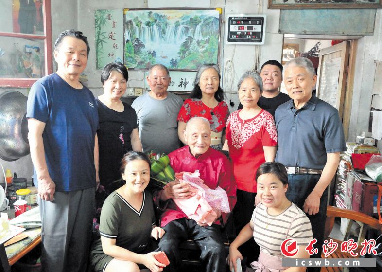 百岁老人张靖武虽然一直独身无儿无女，却是儿孙满堂。长沙晚报记者 贺文兵 摄