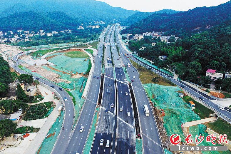 昨日，在完成沥青摊铺和标线施划后，西二环正式恢复主线通行。 长沙晚报记者 王志伟 摄