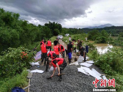 强降雨致广东云浮出现山体滑坡等灾情已致5人死亡