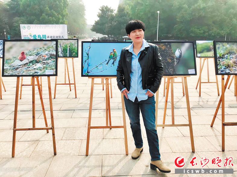 ↑前不久，肖辉跃举办了鸟类摄影展。 均为受访者供图