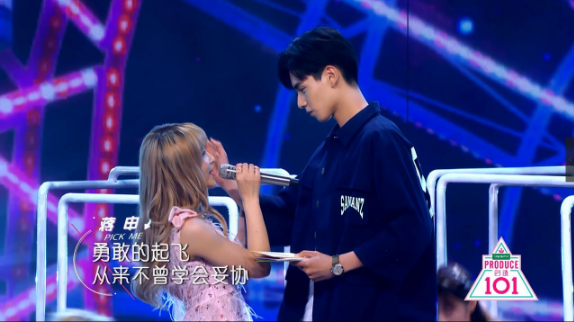《创造101》蒋申风格百变__与胡一天上演甜蜜摸头杀 《创造101》蒋申风格百变__与胡一天上演甜蜜摸头杀