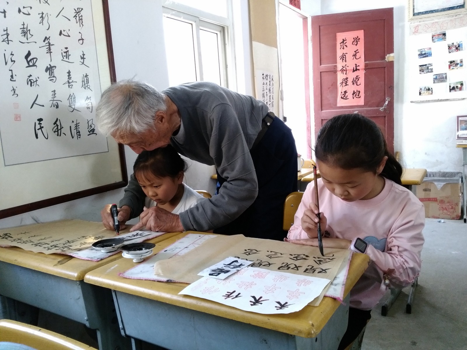 别人劝叶连平不要教书法,怕他累着.叶连平说:"我憋不住啊!