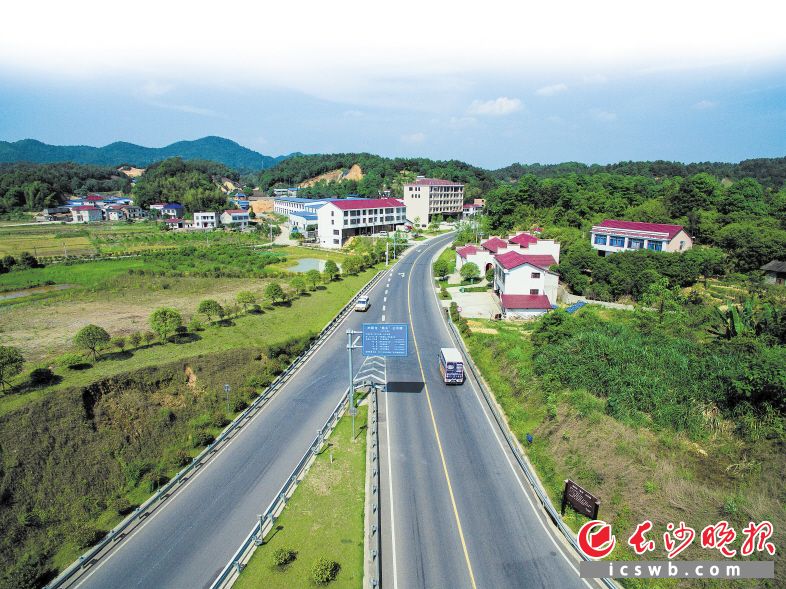 随着“路长制”的推广，浏阳城乡路域环境更加“畅、安、舒、美”。图为荷文公路。 陈永灿 摄