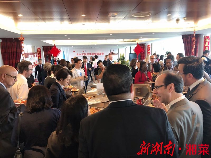 品鉴会现场火爆