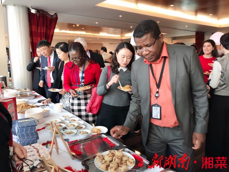 火宫殿现场制作的刮凉粉和银丝卷吸引了不少宾客