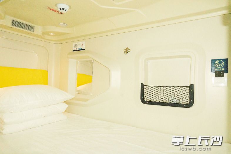 “睡机场酒店”入驻长沙黄花国际机场，旅客花40元就能在这种类似太空舱的微型客房里眯一小时。 均为湖南空港实业股份有限公司 供图