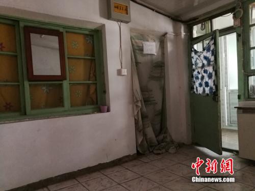 房屋里还有一扇挂着门帘的小门，通向另一个房间。<a target='_blank' href='http://www.chinanews.com/' >中新网</a>记者 邱宇 摄
