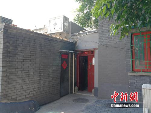 房子在西长安街以南的铜井胡同里。红门为小院的外门。<a target='_blank' href='http://www.chinanews.com/' >中新网</a>记者 邱宇 摄