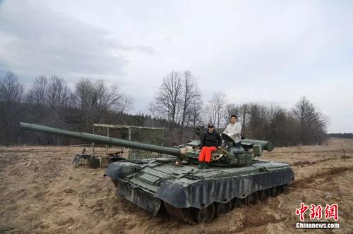 张昕宇和梁红在驾驶坦克。受访者供图