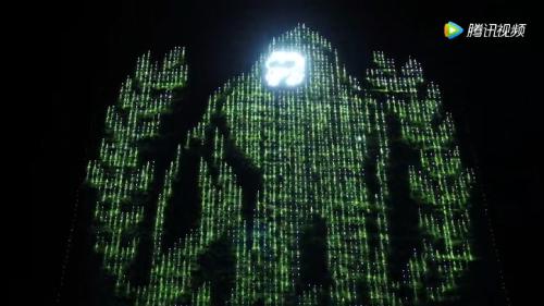 视频截图：用太阳能灯组成的大猩猩图案