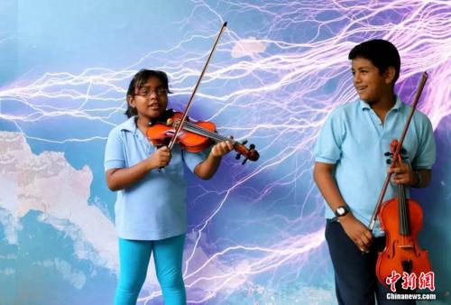 张昕宇和梁红为哥伦比亚的孩子准备音乐会。受访者供图