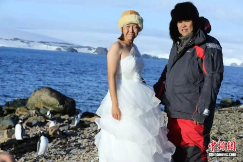 张昕宇和梁红在南极结婚。受访者供图