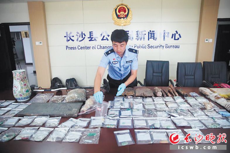 ↑民警展示追回的部分赃物。