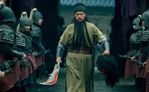 那么下面的就是 过度美化的了      ▽      总以为关羽用的是