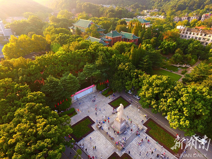 湖南大学东方红广场.湖南日报·新湖南客户端记者 郭立亮 摄