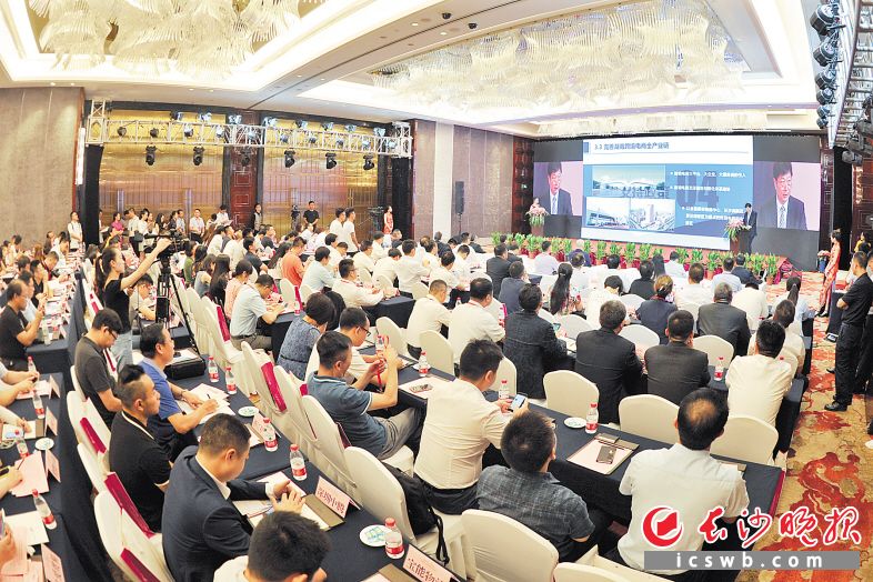 昨日，由长沙市人民政府、湖南省商务厅联合举办的湖南跨境电商合作对接会在杭州举行。 王志伟 摄