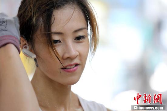 香港最美女搬运工朱芊佩:用心去做喜欢的工作