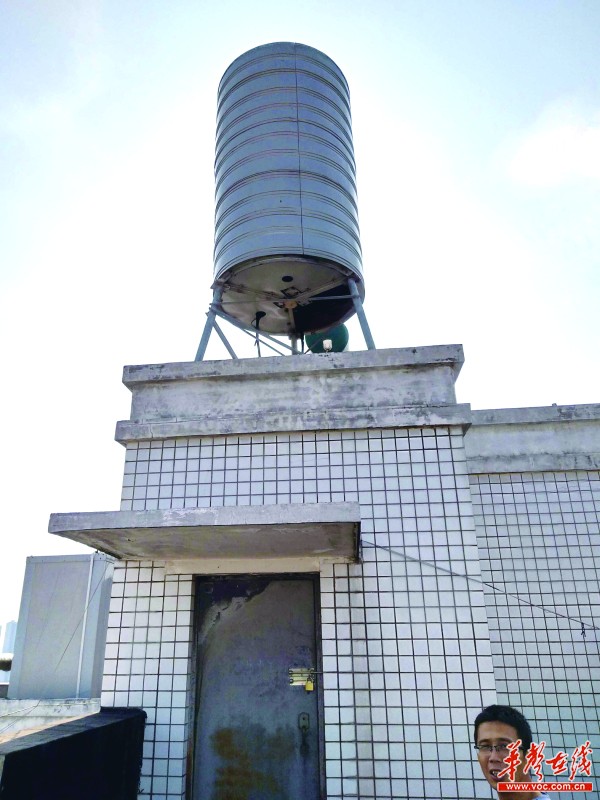 长沙一小区天台"水箱"竟是伪装的通信基站 建设方称为了美观