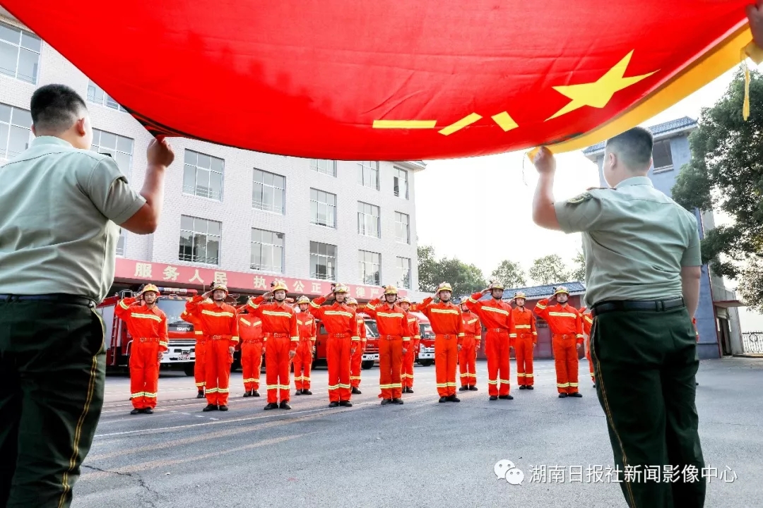 7月27日,湘潭市消防支队官兵向八一军旗敬礼.    朱亚军 摄