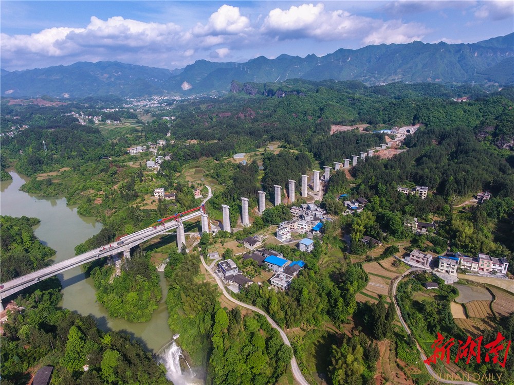 4月10日,黔张常铁路酉水河特大桥"t梁"架设完成,此处为龙山县石羔街道