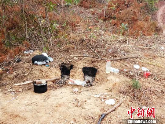 图为嫌疑人为赶伐木进度，在山上搭建灶台解决一日三餐。 甘勇 摄