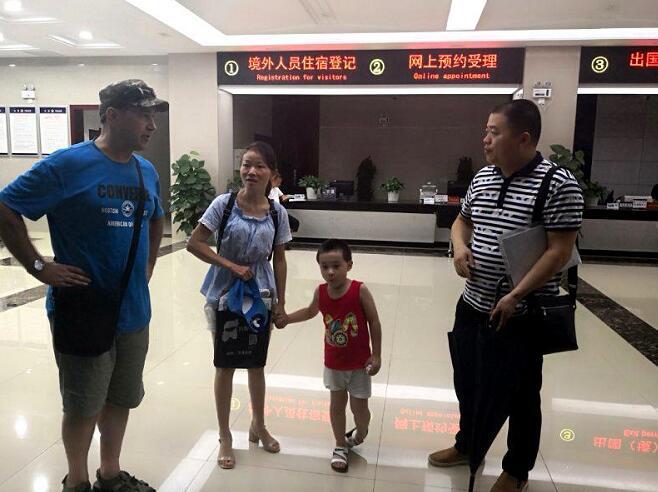 外国女婿申请常德武陵首张绿卡