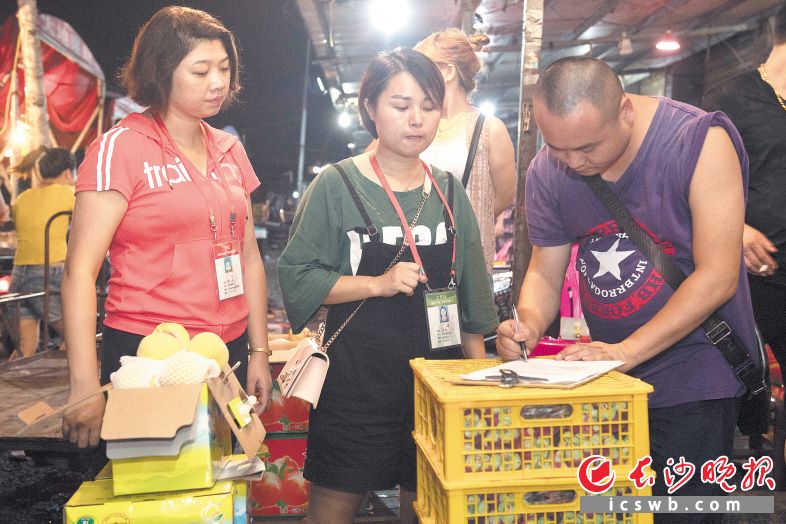 在检查过程中，一商铺销售2.5公斤包装的“炎陵黄桃”，却不能提供产地证明。市场管理人员立即向商铺下达通知，责令整改。长沙晚报记者 黄启晴 摄