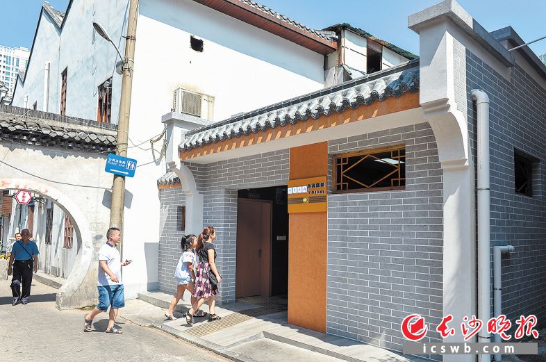 昨日上午，提质改造后的太平街公共厕所，不仅外观漂亮了，里面也干净整洁,极大地方便了市民。均为长沙晚报记者 邹麟 摄