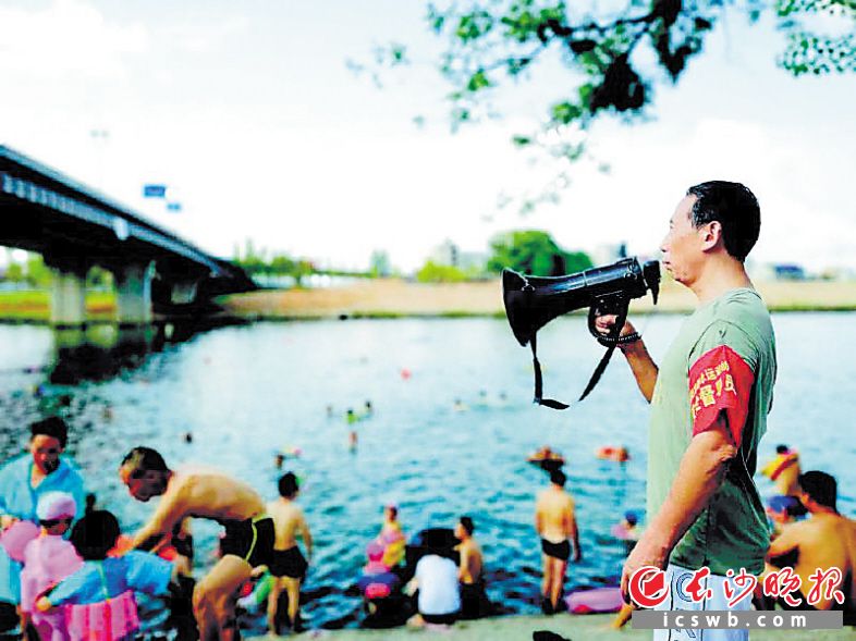 每天下午4时许，就有志愿者来到浏阳城区浏阳河畔义务巡逻，并提醒市民下河游泳时注意安全。长沙晚报通讯员 彭红霞 摄