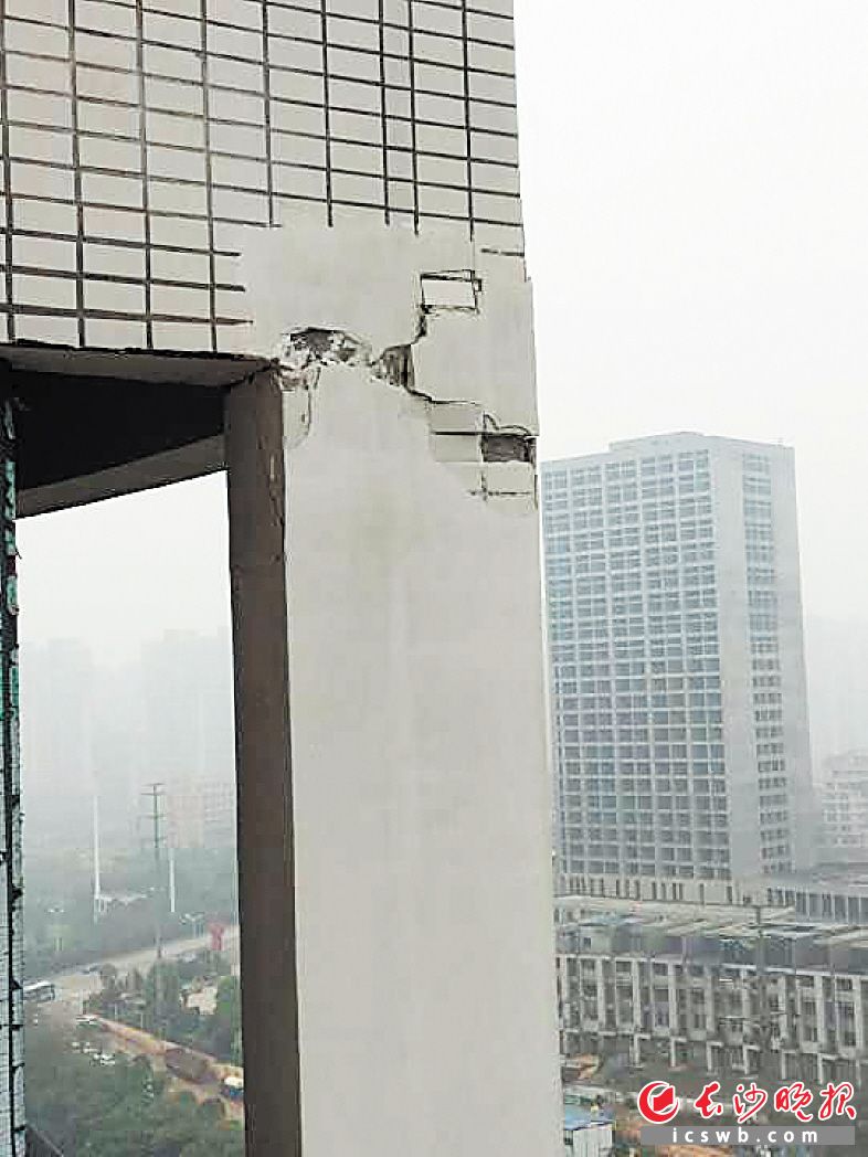 浩龙音乐界小区一处外墙上的裂痕非常明显。