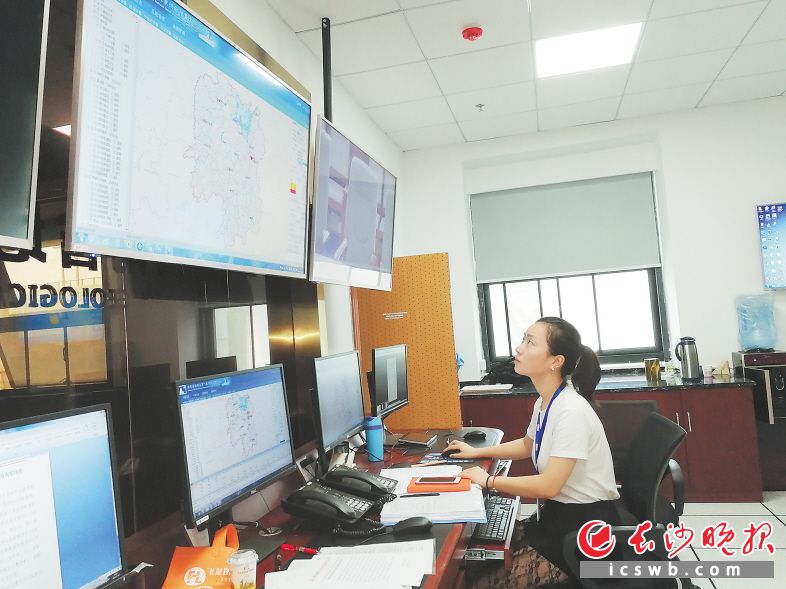 ←工作人员正在对地理信息大数据进行监测。