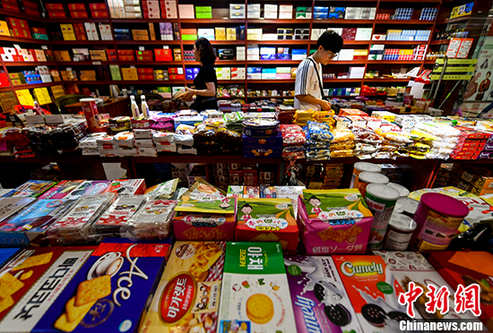 免税店里来自中亚及欧洲的各类商品。 <a target='_blank' href='http://www./'>中新社</a>记者 刘新 摄