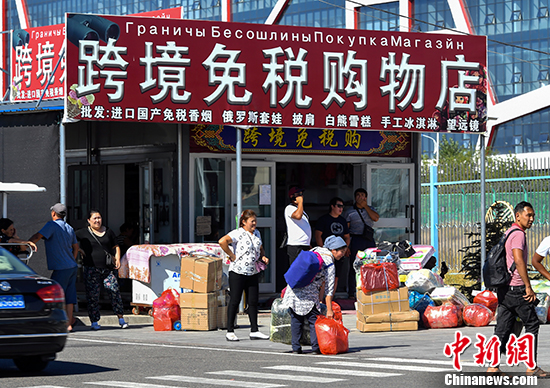 中哈合作中心内免税商店集聚，已达75家，年销售额突破11亿元人民币，逐步发展成中国大型免税购物区。 <a target='_blank' href='http://www./'>中新社</a>记者 刘新 摄