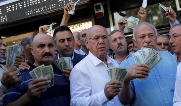 土耳其民众走上街头撕毁美元。(图：路透社)