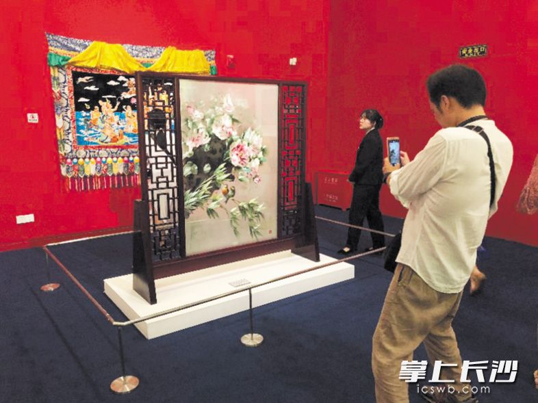 ↑昨日，在国家博物馆，艺术爱好者们正在观看双面绣屏风《竹窗花雨》。 长沙晚报记者 邹麟 通讯员 刘海江 摄影报道