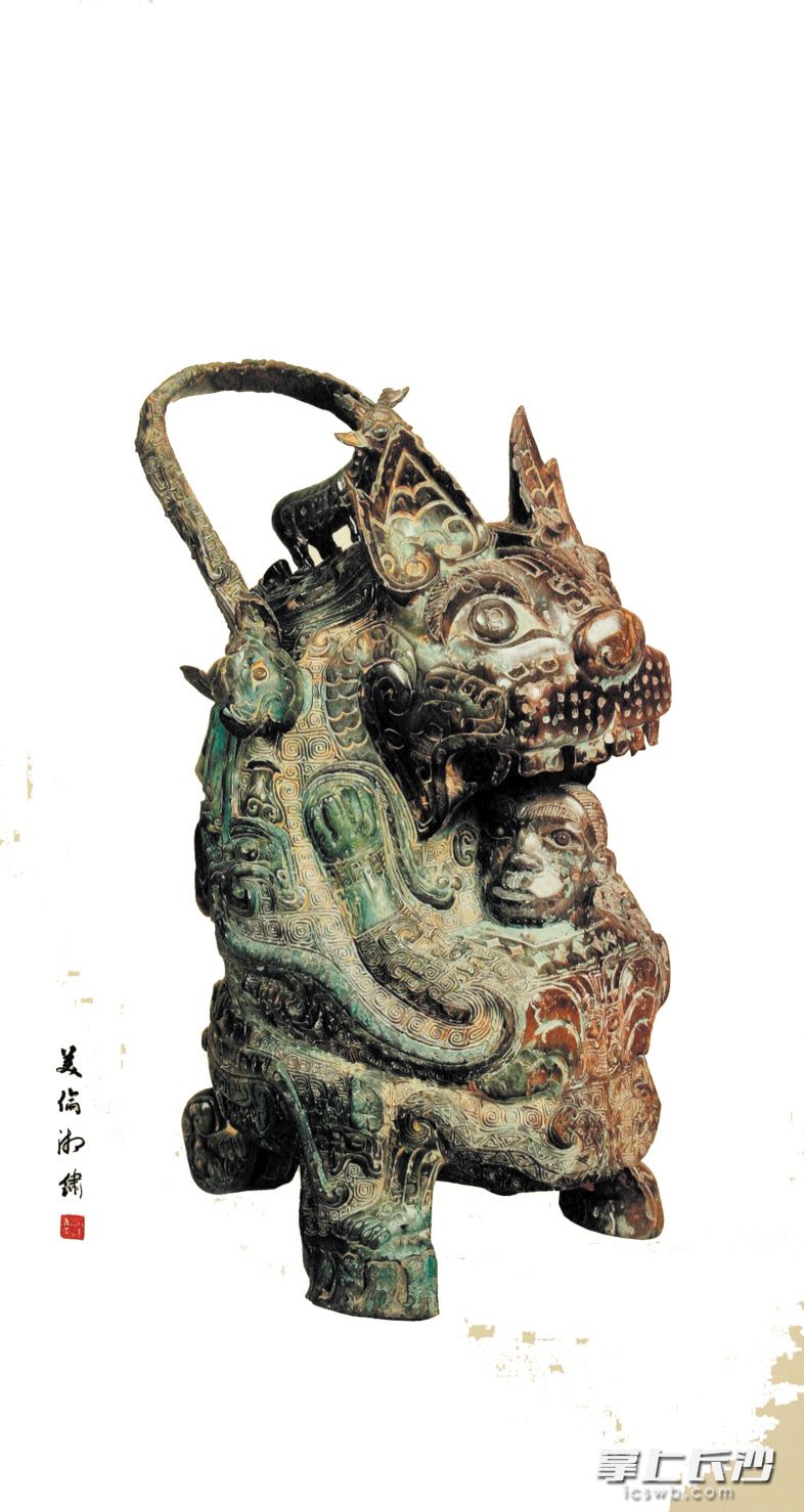 →中国工艺美术大师邬建美创作的湘绣作品《虎食人卣》。 受访者 供图