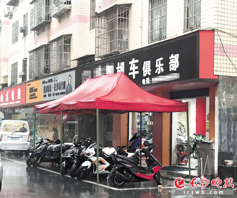 ↑在位于“禁摩区”的雨花区朝晖路旁，一家机车俱乐部门店销售摩托车。长沙晚报记者 聂映荣 摄